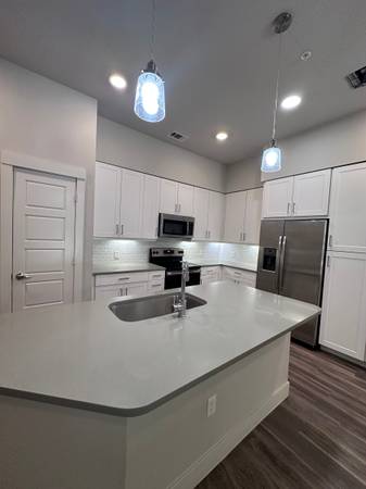 $1,366 / 1br - 819ft2 - *10 Weeks Free!* Beautiful Luxury Apartment Downtown! ~ Available Now! (Downtown ~ Nine Mile ~ Sloans Lake ~ LoHi ~ RiNo ~ MSU)63666650319745121