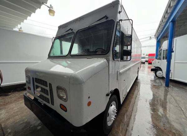 2015 Ford STEP VAN - Photo 2