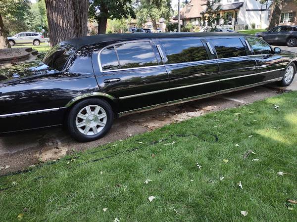 2011 Lincoln Limousine 1