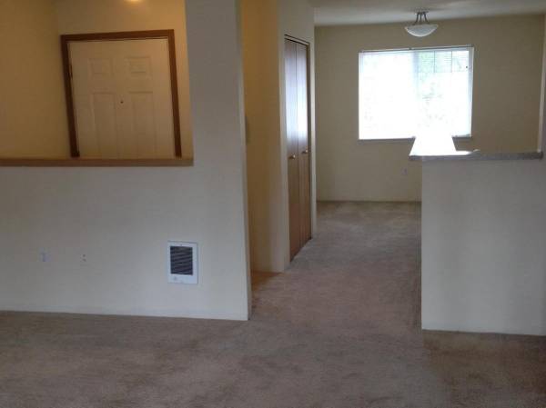 $2,345 / 2br - 943ft2 - Acogedor departamento de 2 habs y 1 baño con chimenea de leña con repisa (Poulsbo, WA 98370)63688514545283123