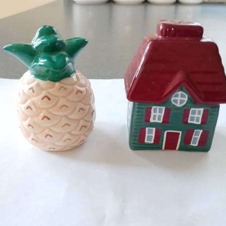 Salt & Pepper Shaker Set 1