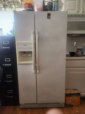 Refrigerator fre,zer works great 1