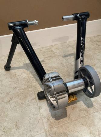 Trek Fluid 2 CycleOps Foldable Indoor Bike Trainer and Carrying Bag 1
