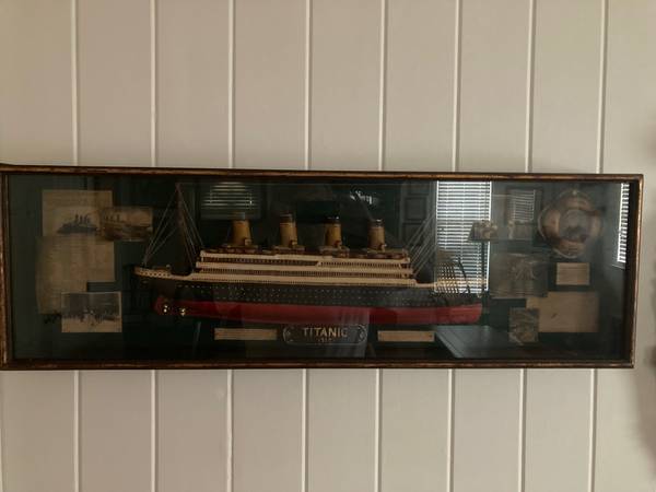titanic ship in glass case 1