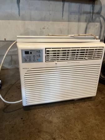 Soleus Window Air Conditioner used one summer! 1