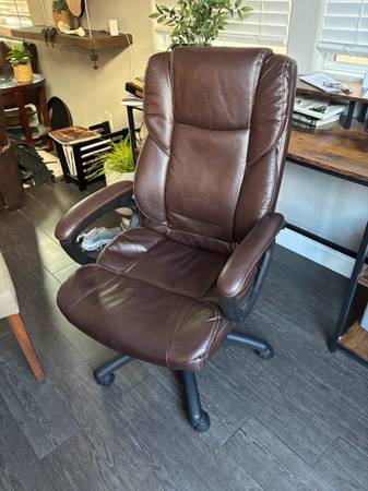 Brown Leather Executive Office Chair 1