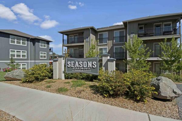 $1,962 / 1hab - 867ft2 - Lujoso refugio de 1 hab/1 baño con vistas a las montañas, primer mes gratis (Old Farm District)63839291721601122