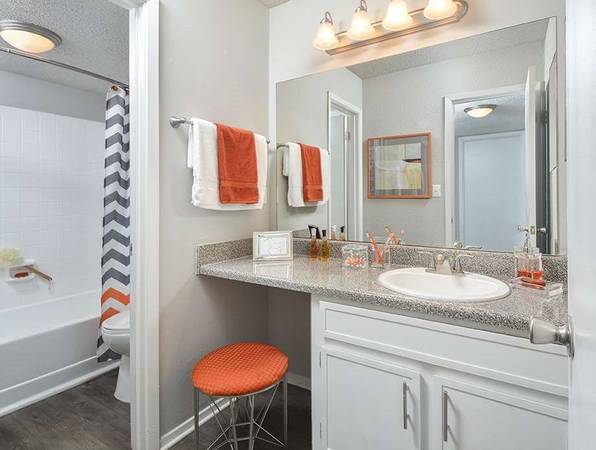 $1,099 / 2br - 1230ft2 - Beautiful and bright 2 bd 2 ba! Don't miss out on this stunning view (Stone Mountain - Stone Mountain)63963991765891124