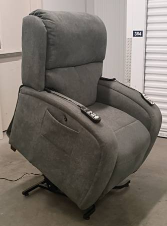 UltraComfort Zero Gravity Lift Chair w/ Heat and Massage - Like New 1