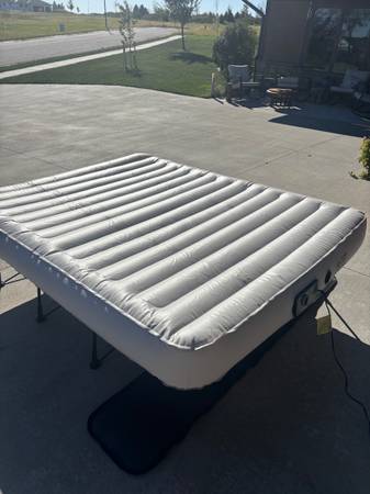 Grandinroad EZ Bed - Inflatable Queen size- Like New-PRICE DROP 1