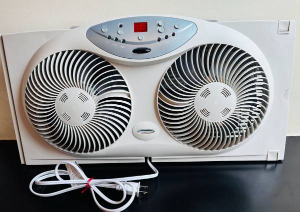 Ventilador de ventana con flujo de aire reversible doble Bionaire - $40 (Upper East Side)63435960839555121
