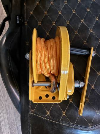 Like New. 1200 lb two-way self Locking small manual winch with automat 1