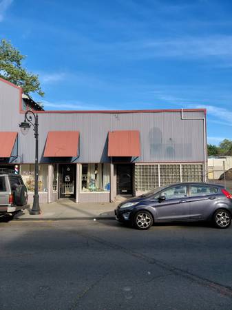 High Traffic Commercial building on 5th AVe 1