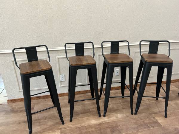 4 Bar Stools 1