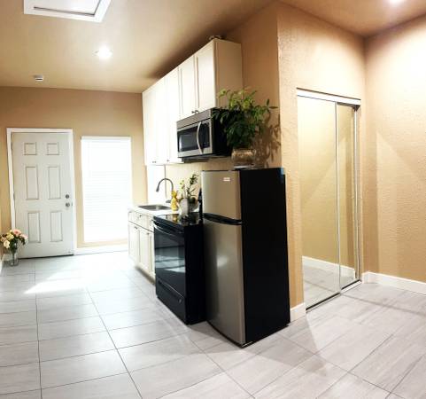 $1,300 / 1br - 300ft2 - Studio for rent (san jose north)63824145093379120