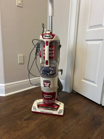 Vacuum cleaner- Shark Navigator Lift-Away Professional – Works Great 1