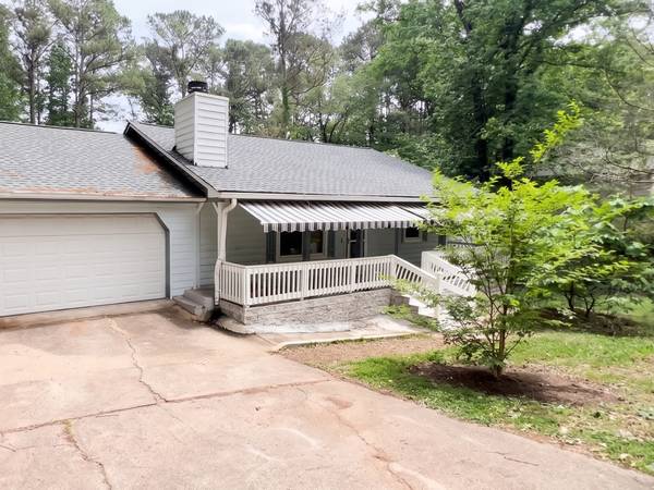 Charming Cedar Ranch: Cozy Fireplace, Hardwood Floors, Fenced Yard 1