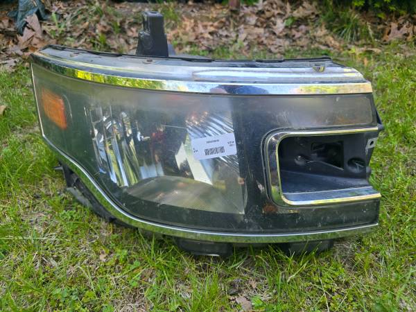 2013-2019 Ford Flex Passenger Halogen Headlight 1