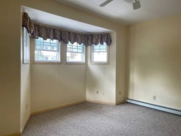 $1,000 / 1br - 600ft2 - +^+ Spacious 1st floor one bedroom apartment in North Providence +^+ (North Providence)64002829900291120