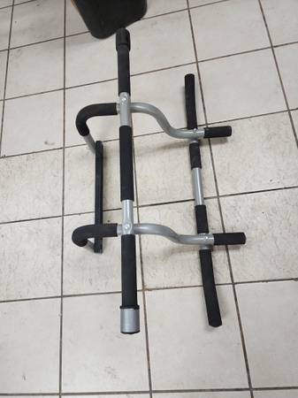 Indoor pull up bar 1