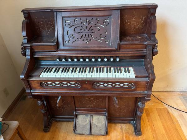 AB Chase pump organ 1