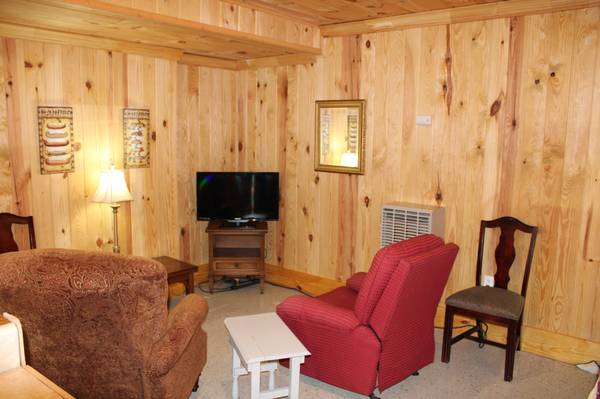 $1,200 / 1br - Studio Apartment --Lake Junaluska (clyde)64029204279809123