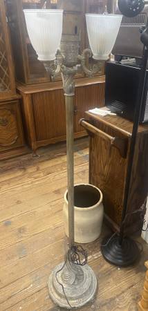 TRADITIONAL STANDING FLOOR LAMP 1