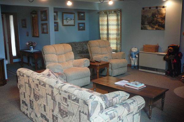 $120 / 2br - 1500ft2 - Spacious Vacation Home w/ pool  mid week fall foliage lodging (White Mountains - Lincoln, NH)63931787395842121