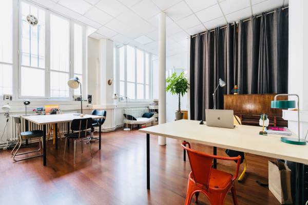 Bureaux cosy type loft à louer (1 poste) 1