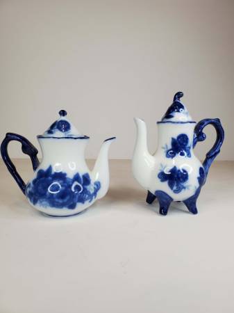 Miniature porcelain doll teapots 1
