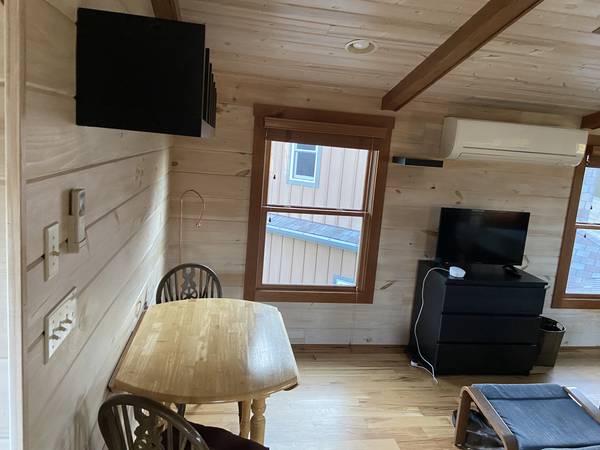 $1,850 / 1br - 800ft2 - Mountain Chalet Furnished Long Term or Mo to Mo Utilities+Internet Inc (Mills River)64029203324674121