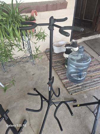 Gatorframeworks guitar stand 1