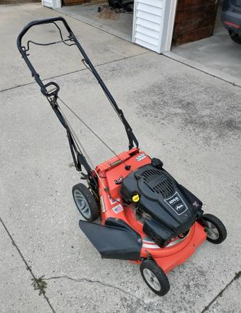 Kohler Courage XT-7 Lawnmower 1