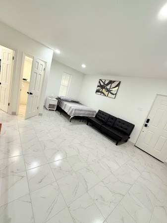 $1,000 Rent a studio with independent entrance (Laredo)63662018801667123