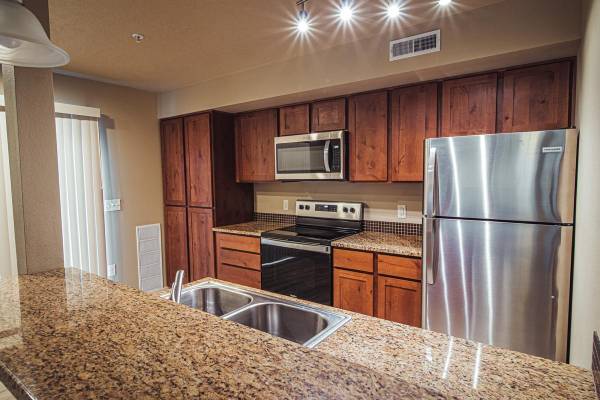 $1,825 / 2br - 960ft2 - Vaulted Ceilings & Dog Park Delight - Move-In Special! (Boise)63794970693123120