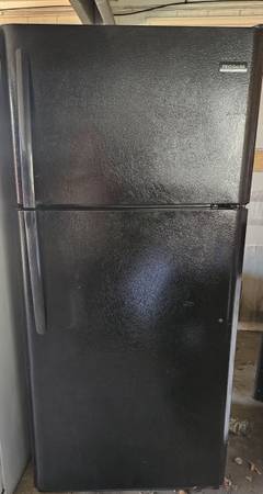 ☄️ Frigidaire refrigerator w upper freezer. Very clean! 1