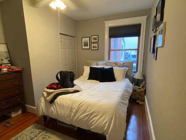 $1,150 Private room/bath available for a female this Nov/Dec in group home (Petworth)63896393185154122