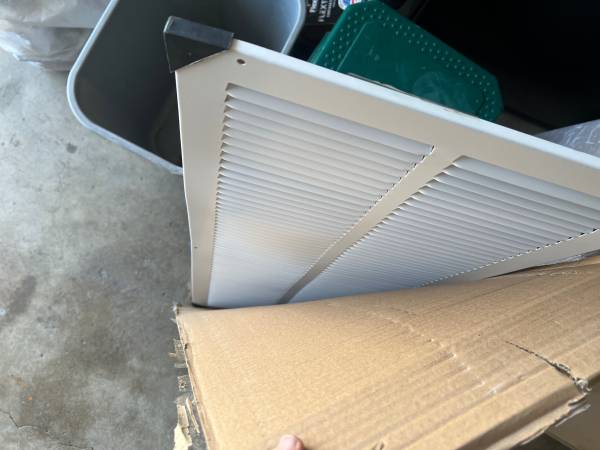 Cubierta de registro de retorno de aire blanca de metal 14x30 - $9 (West Hills)63471472535811123