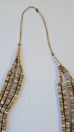 Native American Kewa Pueblo: Olive Shell Heischi/Apple Coral Beads