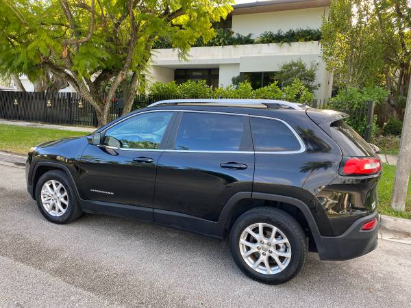 Jeep Grand Cherokee Latitude (2017) Sport Utility 4 Door (34k) 1