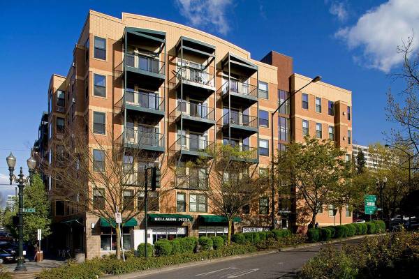 $1,915 / 2br - 910ft2 - Dishwasher, In-Home Washer and Dryer, Rooftop Deck with Picnic Area (Goose Hollow, Portland)63672637162369124