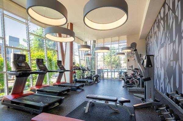 $2,380 / 1br - 679ft2 - 🌟 Spacious Kitchen, AC + Den 🛁 Soak Tub & Balcony Bliss! (Queen Anne)63910194430210123