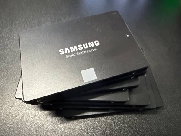Siete (7) unidades de disco duro SSD Samsung - $150 (Lansing)63471091851267121