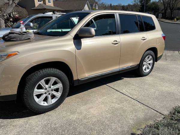2011 Toyota Highlander 3rd row clean title low miles 1