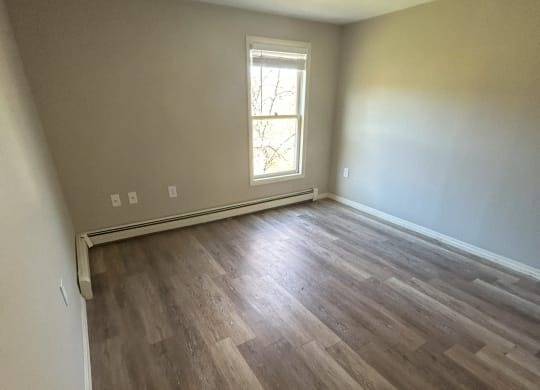 $2,100 / 1br - 550ft2 - ElectricIncluded in Select Apartments, Large Closets, Cable Ready (73 Cross St, Woodstock, VT)63784639302401122