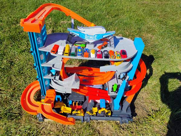 Matchbox Ultimate Garage w/ Cars 1