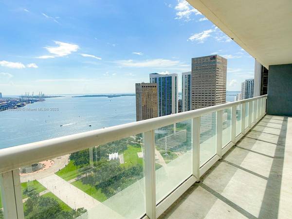 $4,400 / 2br - 1357ft2 - Oversized Terrace from this Split Plan 2bd+Den! (50 Biscayne- Downtown)64001847866881121