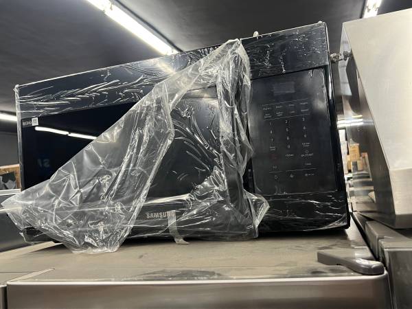 Samsung over the range micorwave black new 30 inch 1