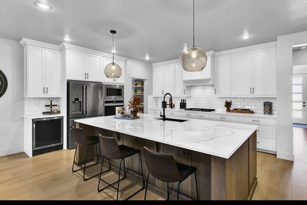 $695,000 / 4br - 2385ft2 - J U S T . H I T . T H E . M A R K E T - $695,000 (Caldwell)63981531882115124