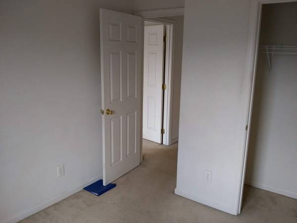 $500 / 4br - 2100ft2 - ROOMATE WANTED (Martinsburg 31 Breton Dr. Unit 51)63953076344707122